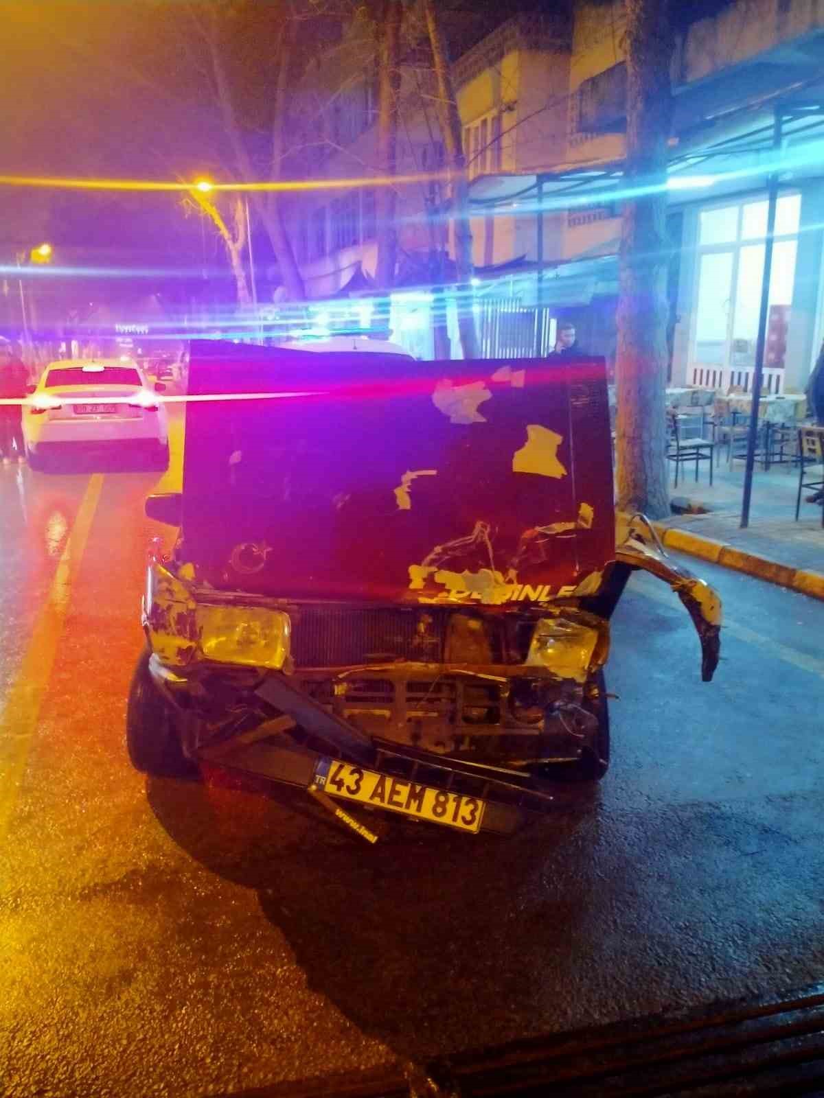 Kamyonetle &ccedil;arpışan otomobil kullanılamaz hale geldi
