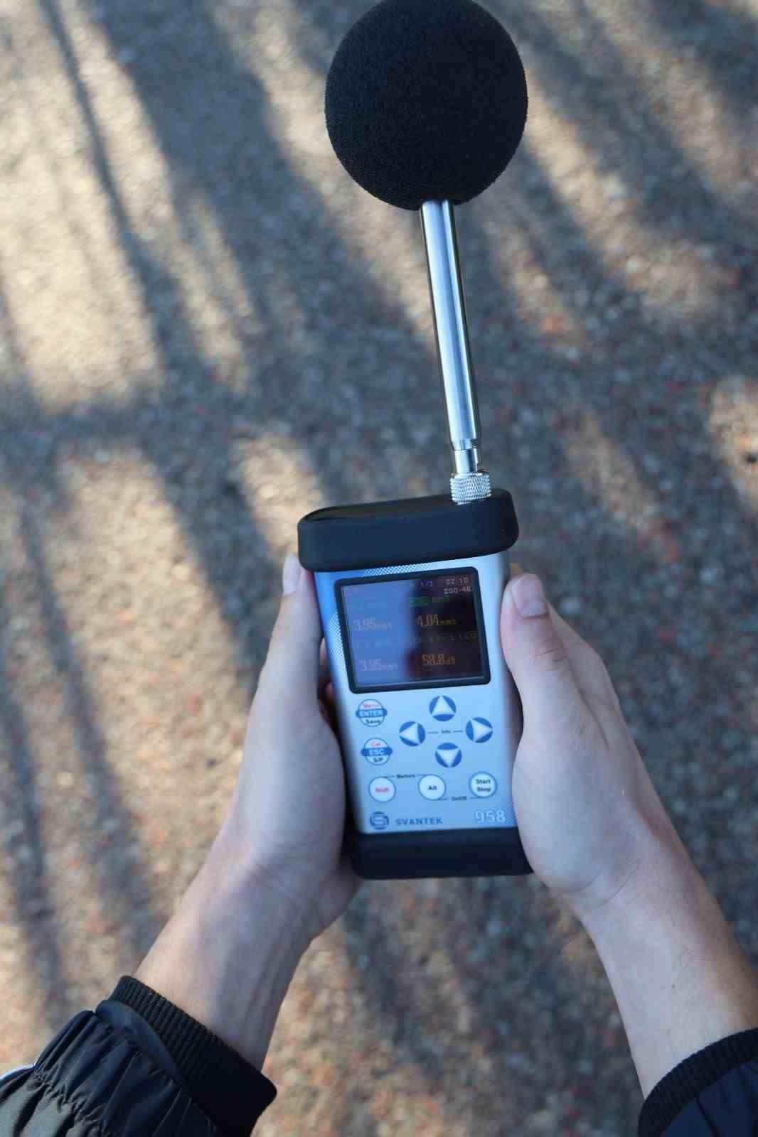 G&uuml;r&uuml;lt&uuml; yerinde &ouml;l&ccedil;&uuml;l&uuml;yor
