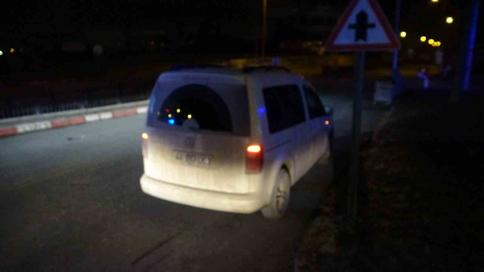 Malatya&rsquo;da hafif ticari ara&ccedil; otomobille &ccedil;arpıştı: 2 yaralı
