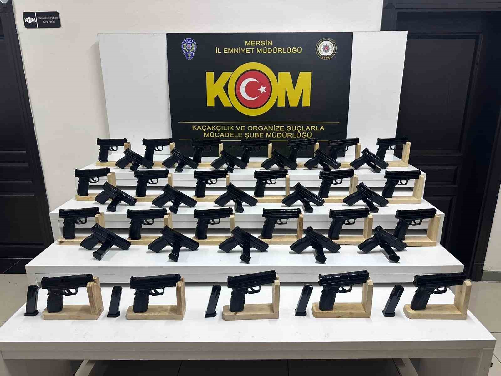 Mersin&rsquo;de ara&ccedil;ta 40 tabanca ele ge&ccedil;irildi: 2 g&ouml;zaltı
