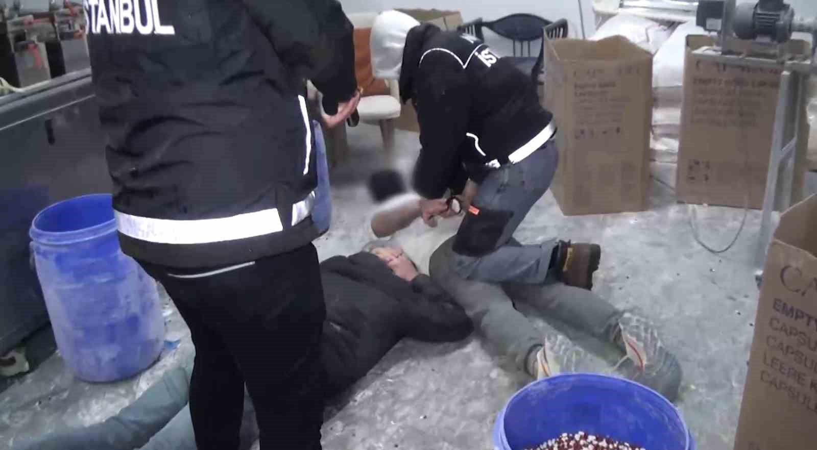 Sanayi &ldquo;marangoz at&ouml;lyesi&rdquo; g&ouml;r&uuml;nt&uuml;s&uuml;nde uyuşturucu imalathanesi
