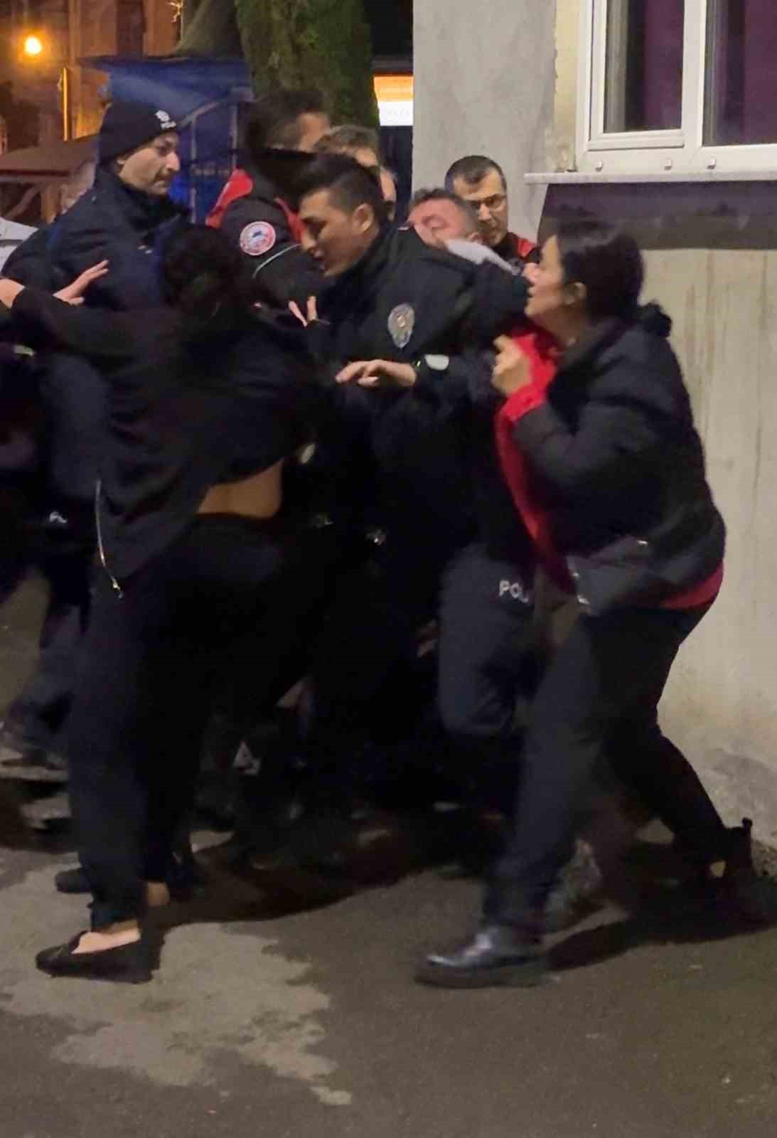 Telefon şarjı nedeniyle ortalık karıştı: &Ccedil;ıkan kavgayı polis g&uuml;&ccedil;l&uuml;kle ayırdı
