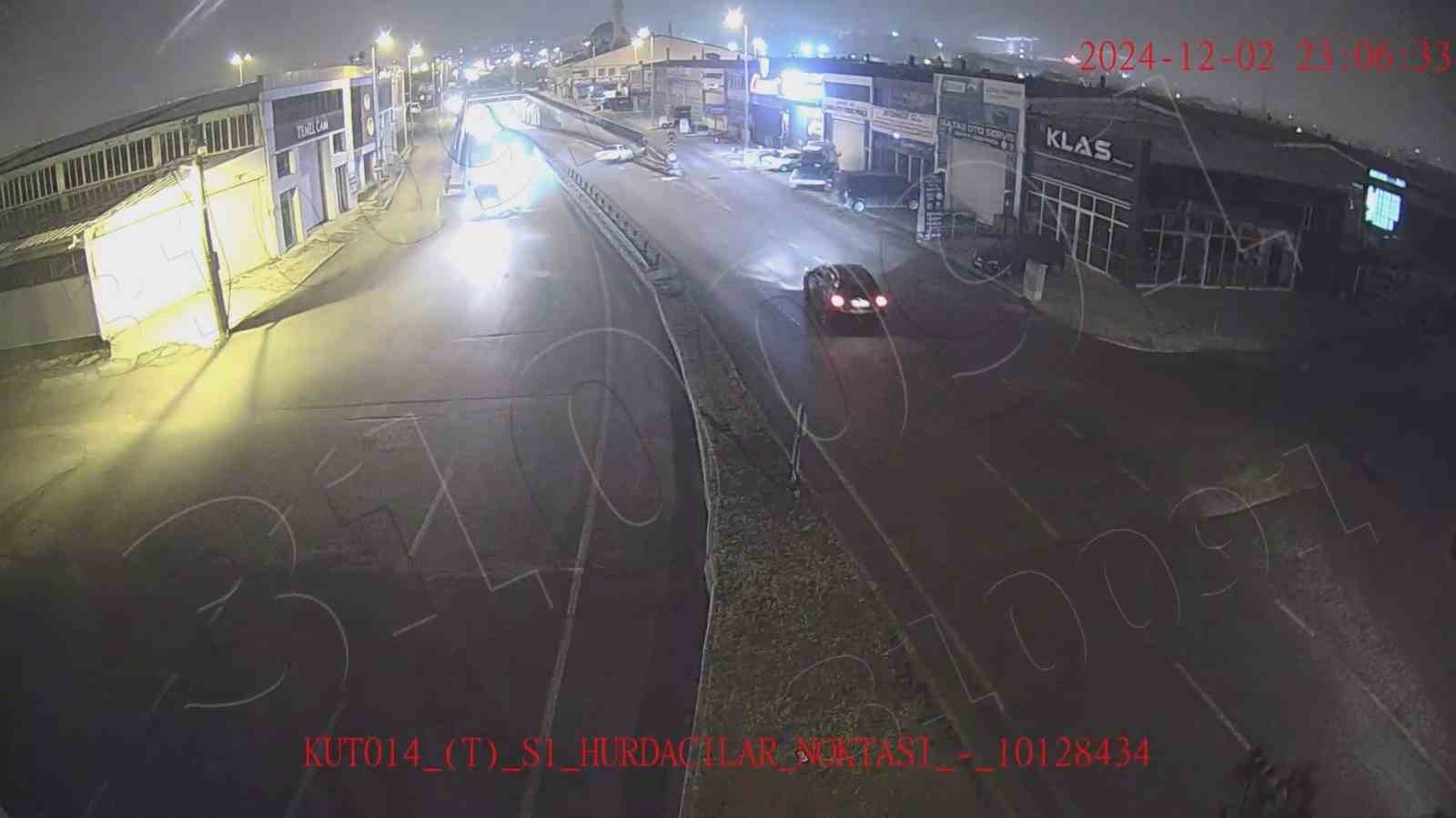 K&uuml;tahya&rsquo;da aynı noktada aynı g&uuml;n iki trafik kazası kamerada
