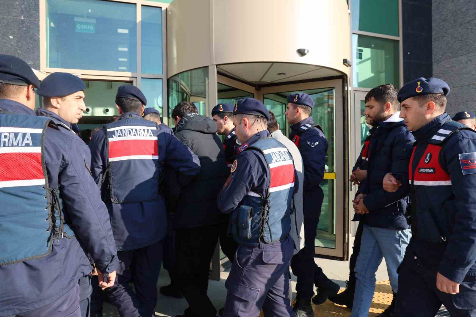 &Ccedil;ocuğun maganda kurşunuyla ağır yaralanmasıyla ilgili 10 ş&uuml;pheli adliyeye sevk edildi
