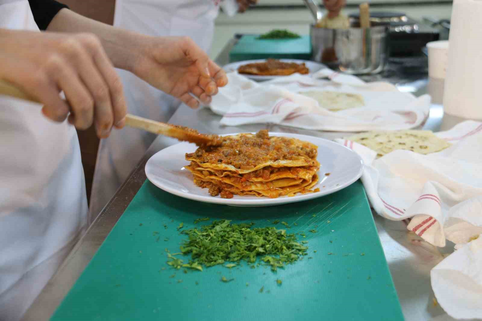 Kızılay&rsquo;ın &lsquo;İyilikle Pişen Hayatlar&rsquo; projesiyle depremzede kadınlar aş&ccedil;ılık at&ouml;lyesinde buluştu
