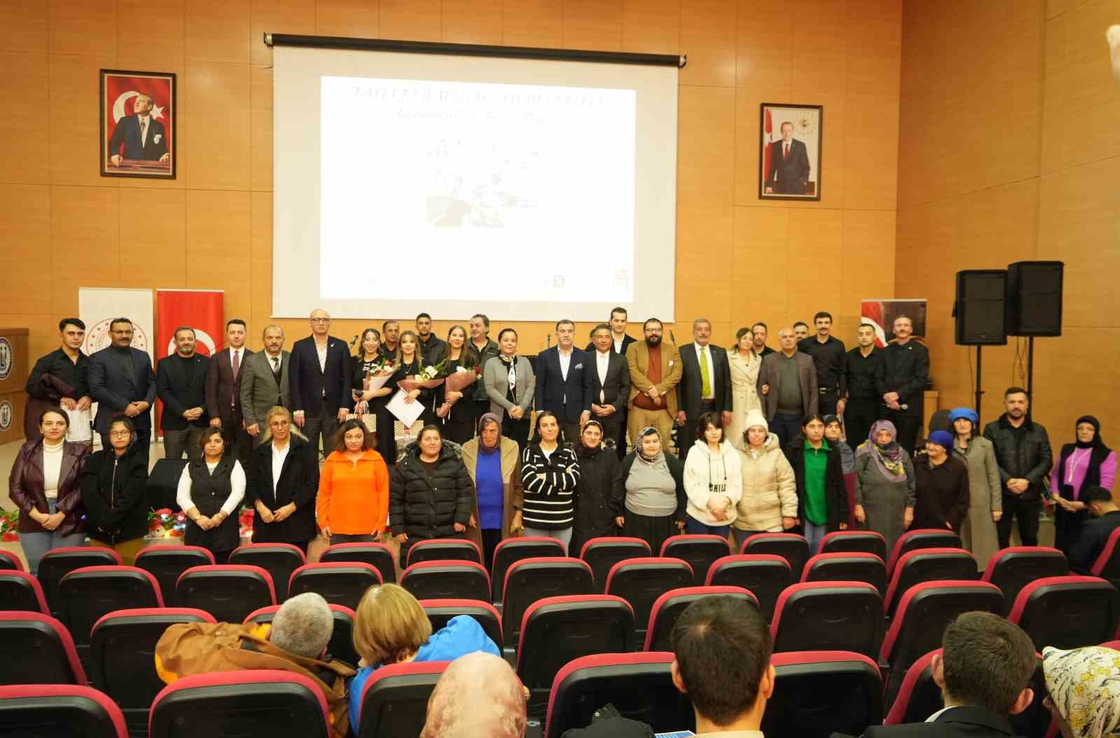Bayburt&rsquo;ta m&uuml;zik &ouml;ğretmenleri sahne performanslarıyla g&ouml;z doldurdu
