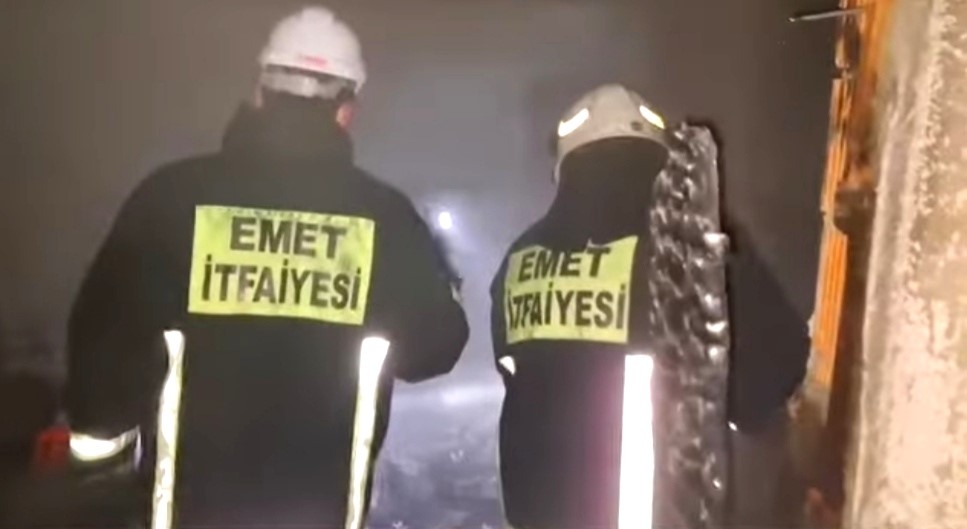 Emet’te 3 katlı binada çıkan yangın korkuttu