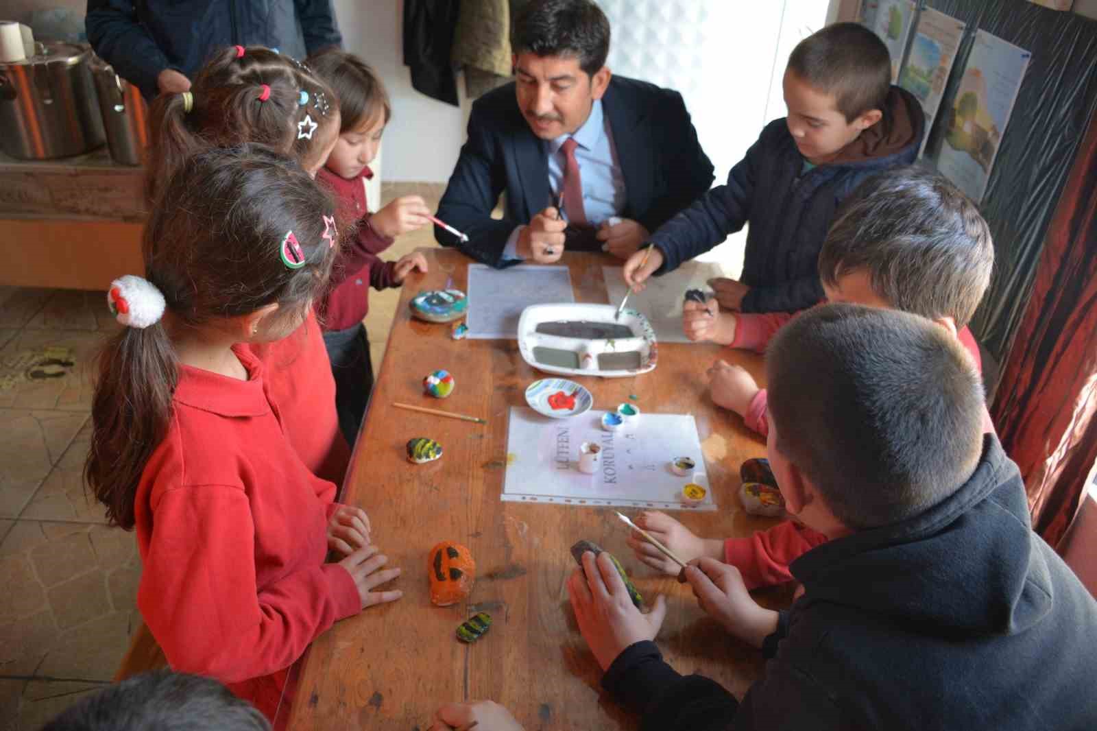 K&ouml;yceğiz&rsquo;de &ouml;ğrenciler tarafından taş boyama etkinliği yapıldı
