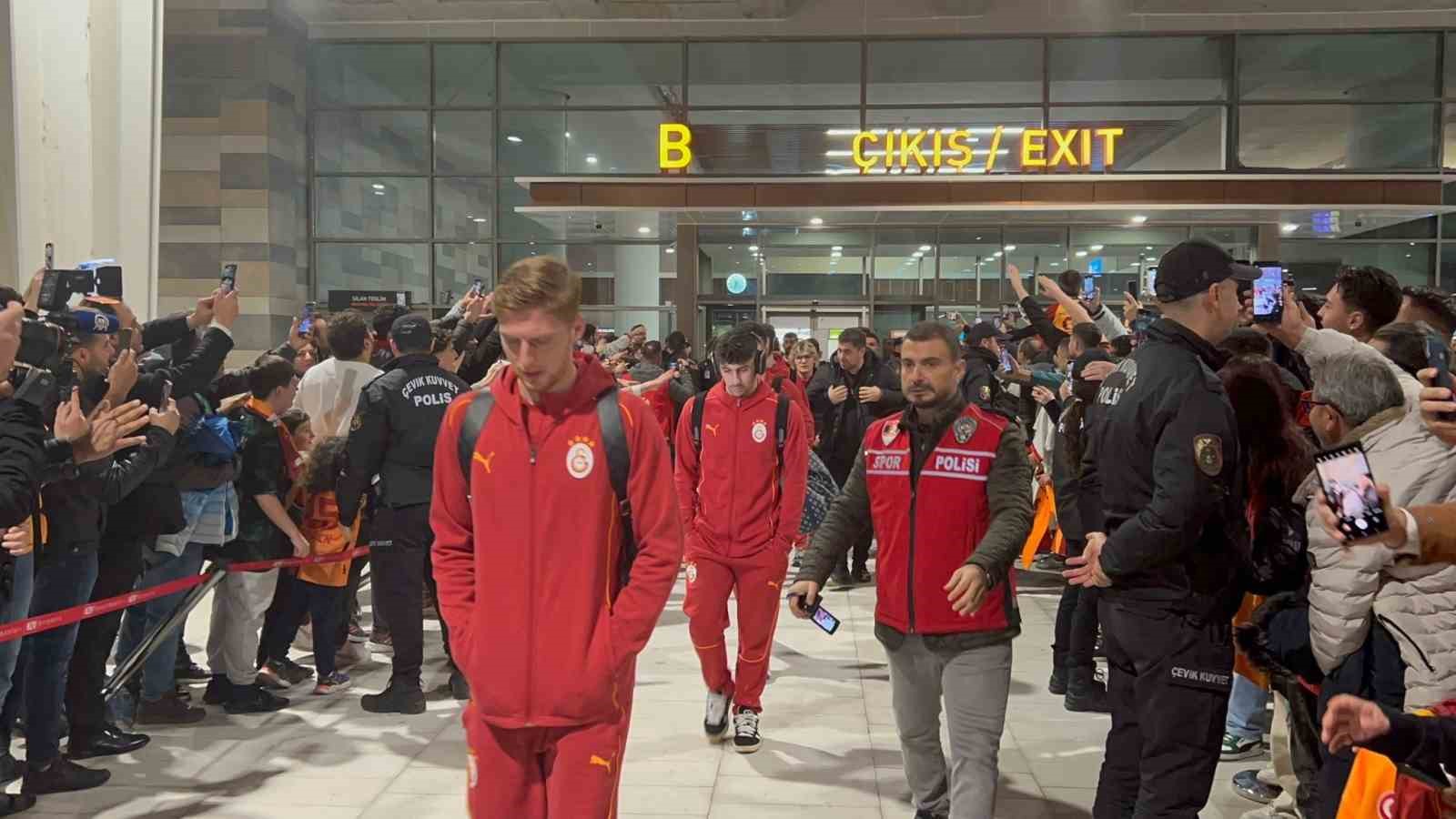Galatasaray, Hatayspor ma&ccedil;ı i&ccedil;in Mersin&rsquo;e geldi
