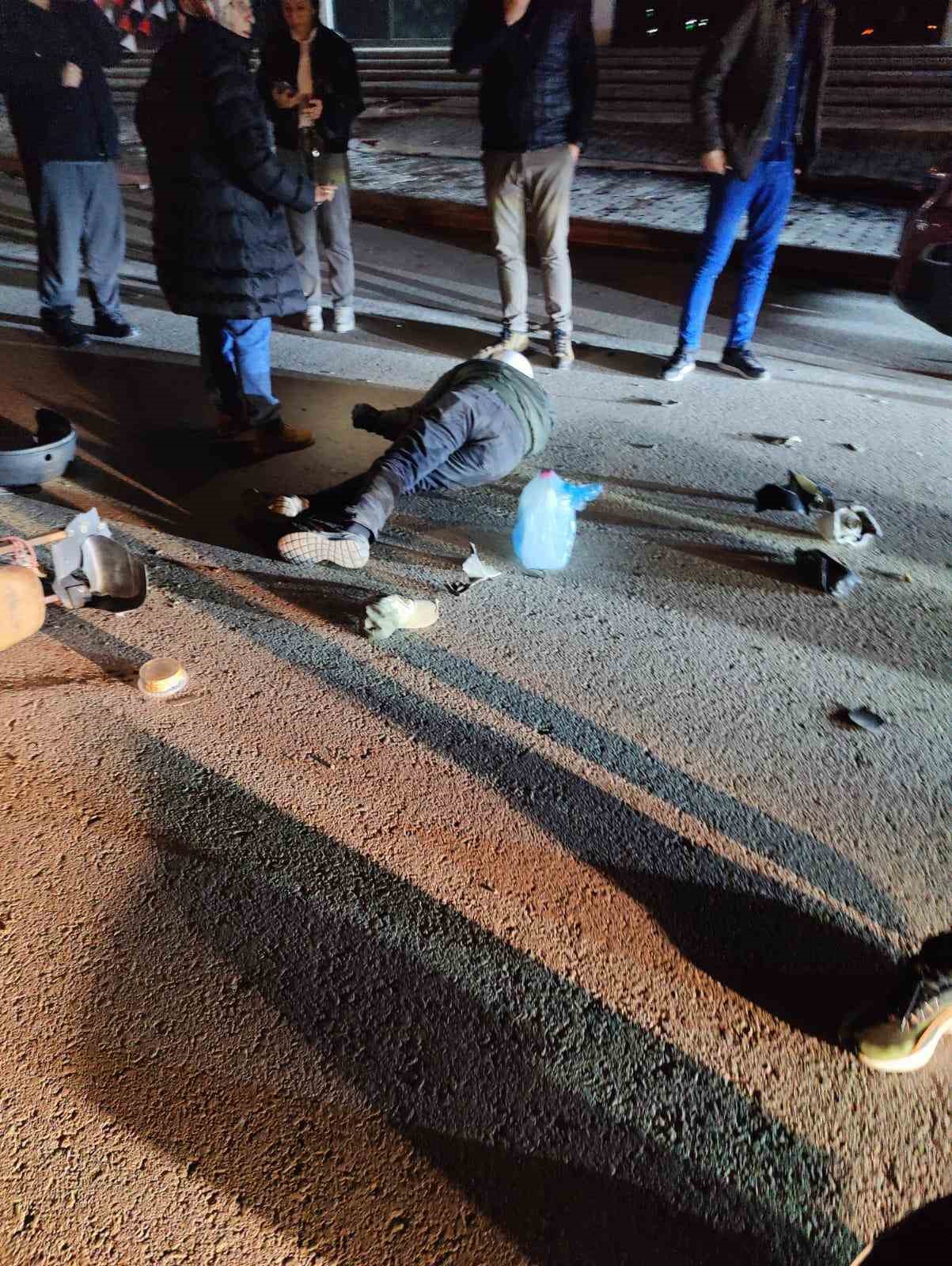 Motosiklet park halindeki otomobile çarptı: 1 yaralı