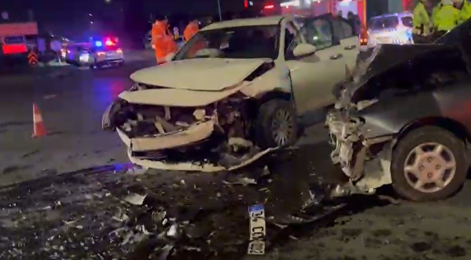 İki otomobil kafa kafaya &ccedil;arpıştı: 3 yaralı
