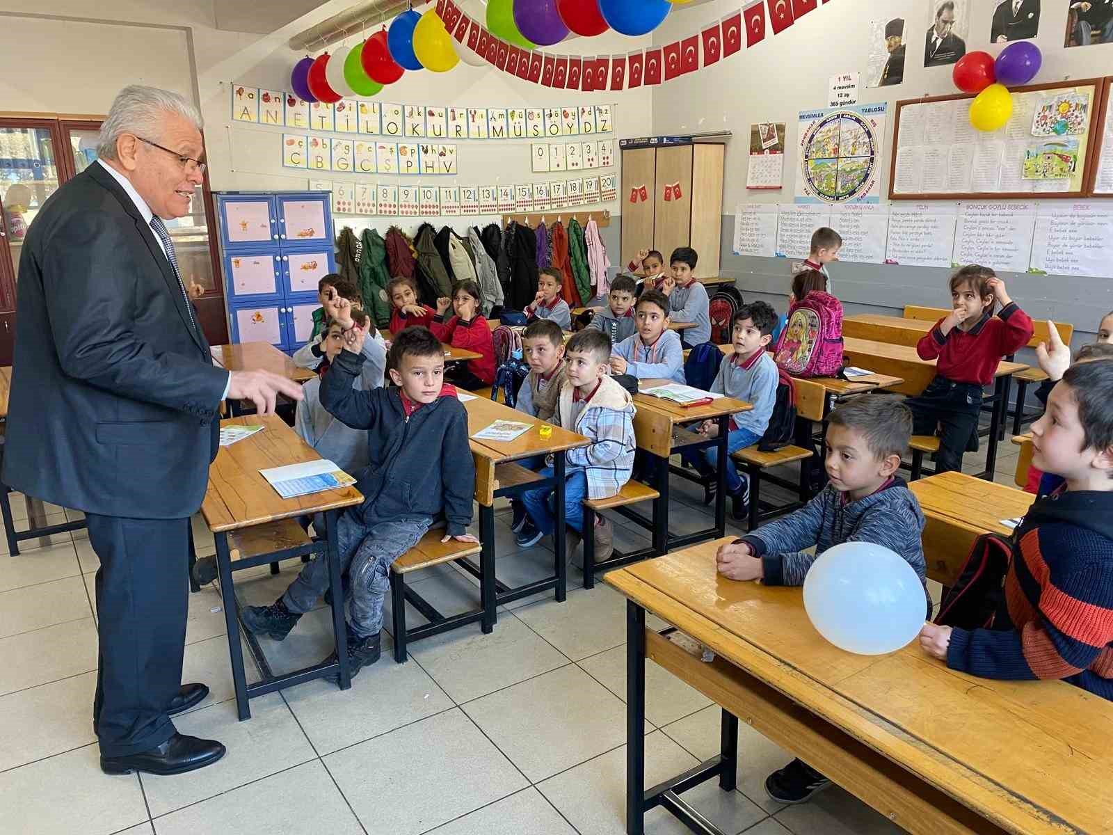 Alaşehir&rsquo;de 17 bin 246 &ouml;ğrenci karne heyecanı yaşadı
