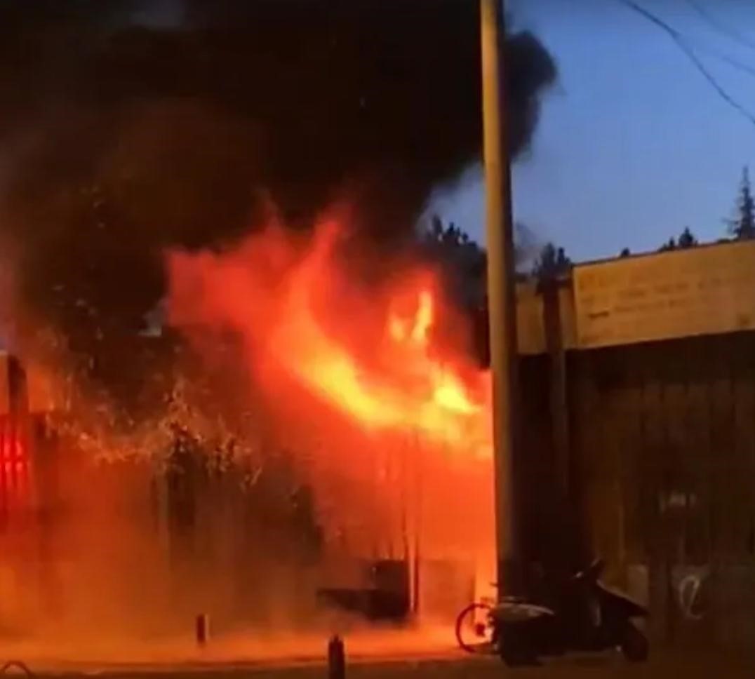 Motosiklet tamir at&ouml;lyesinde &ccedil;ıkan yangın korkuttu
