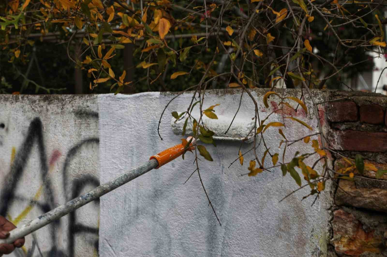 Belediye, g&ouml;r&uuml;nt&uuml; kirliliği oluşturan yazıları temizliyor
