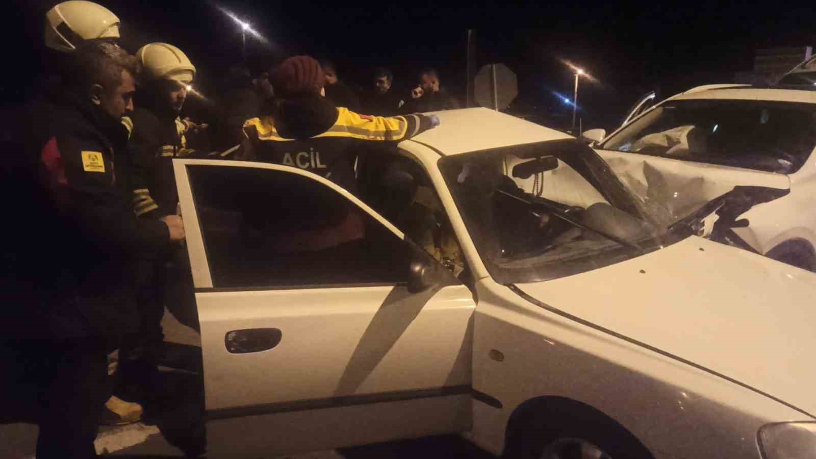 Konya&rsquo;da otomobil ile cip &ccedil;arpıştı: 6 yaralı 