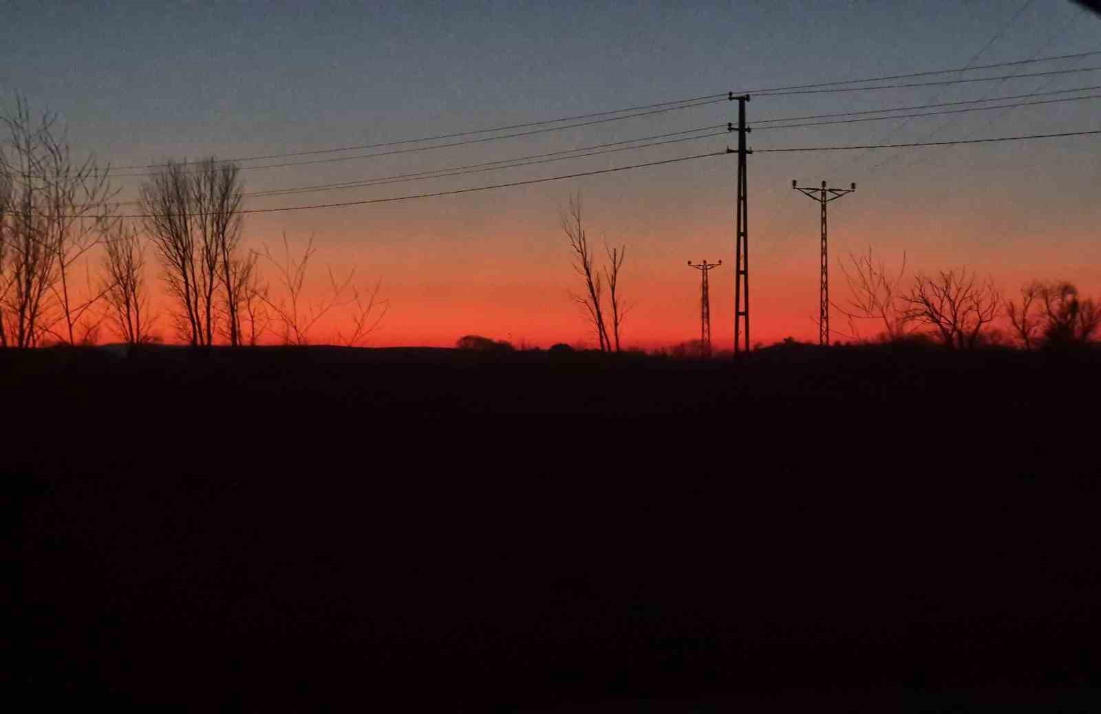 Tekirdağ&rsquo;da g&uuml;n batımında muhteşem g&ouml;r&uuml;nt&uuml;: Kızıl ve beyazın dansı
