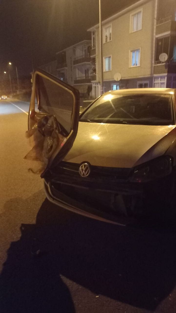 Sakarya&rsquo;da ilgin&ccedil; kaza: Otomobilin kapısı, &ccedil;arpıştığı aracın farında asılı kaldı
