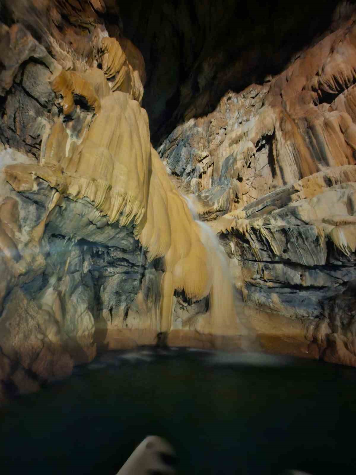 Altınbeşik mağarasına giriş &uuml;creti arttı, 240 metre bot gezisi 150 liradan 250 liraya y&uuml;kseldi
