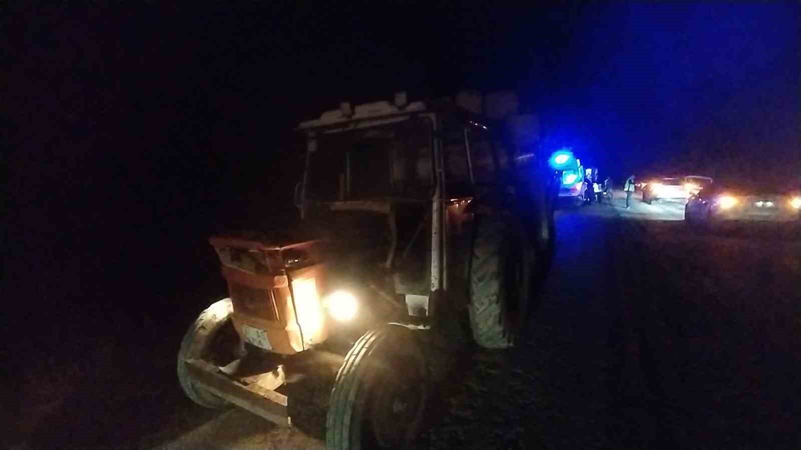 Fiat Tofaş otomobil trakt&ouml;r&uuml;n r&ouml;morkuna &ccedil;arptı: 3 yaralı
