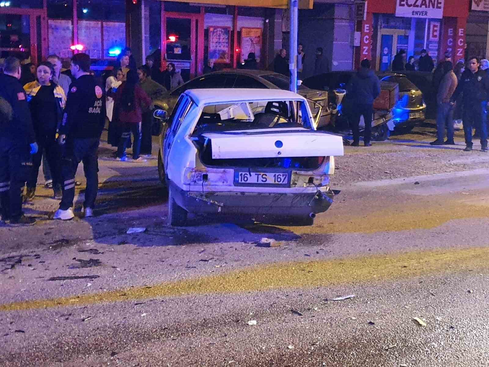 Kavşakta 2 otomobil &ccedil;arpıştı: 2&rsquo;si ağır 4 yaralı
