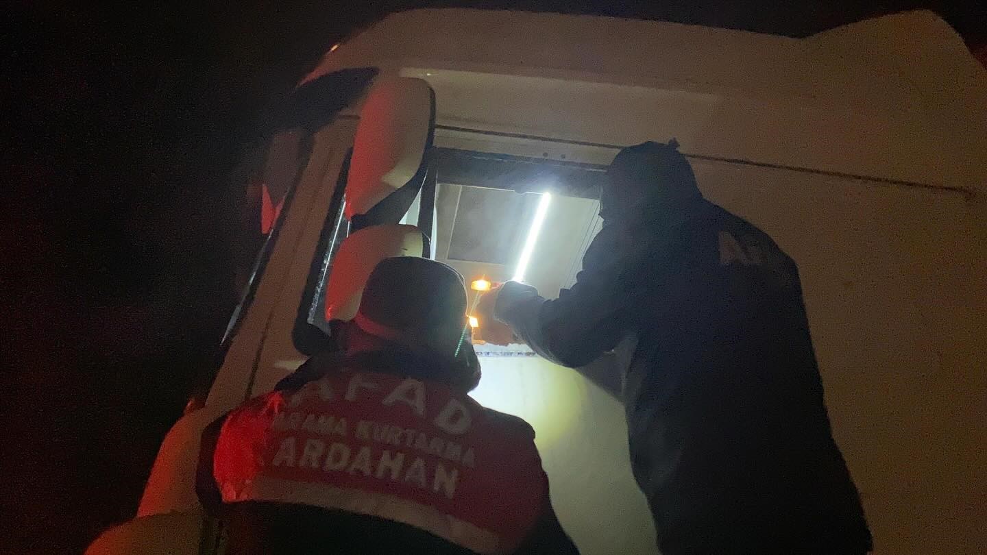 Kar ve tipide mahsur kalan vatandaşlar i&ccedil;in ekipler seferber oldu
