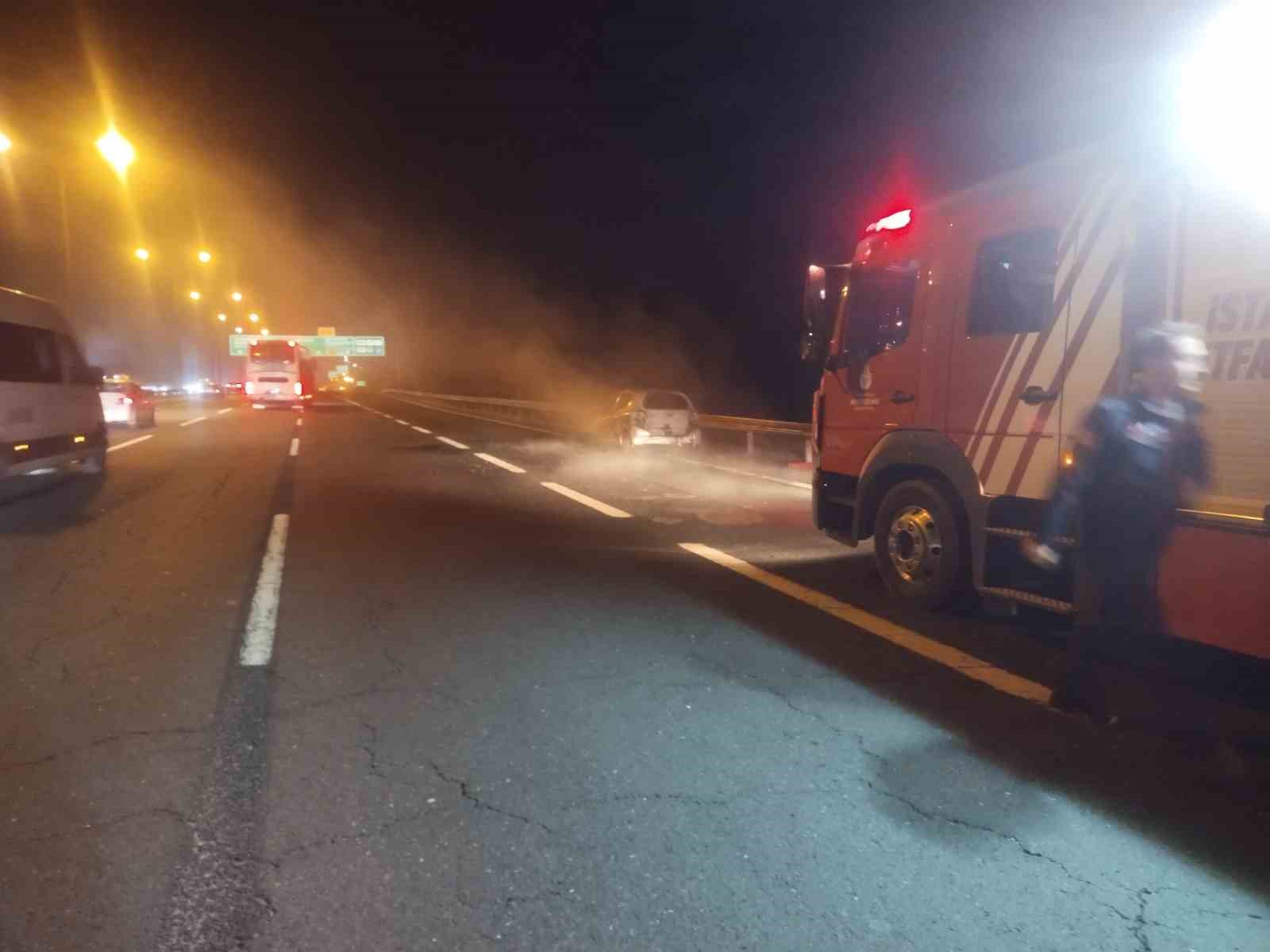 &Uuml;mraniye&rsquo;de seyir halindeyken yanan otomobil kullanılamaz hale geldi
