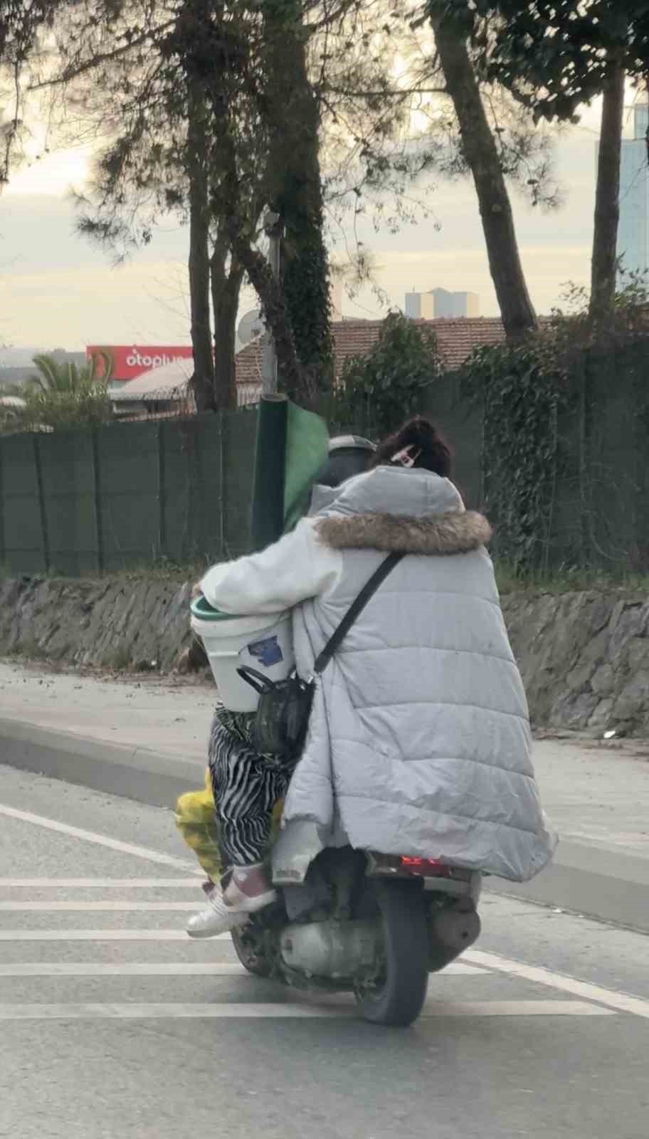 Motosikletin plakasını kaskına taktı, o şekilde trafiğe &ccedil;ıktı
