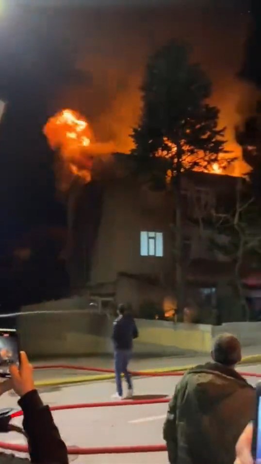 Kocaeli&rsquo;de 3 katlı binanın &ccedil;atısı alev alev yandı

