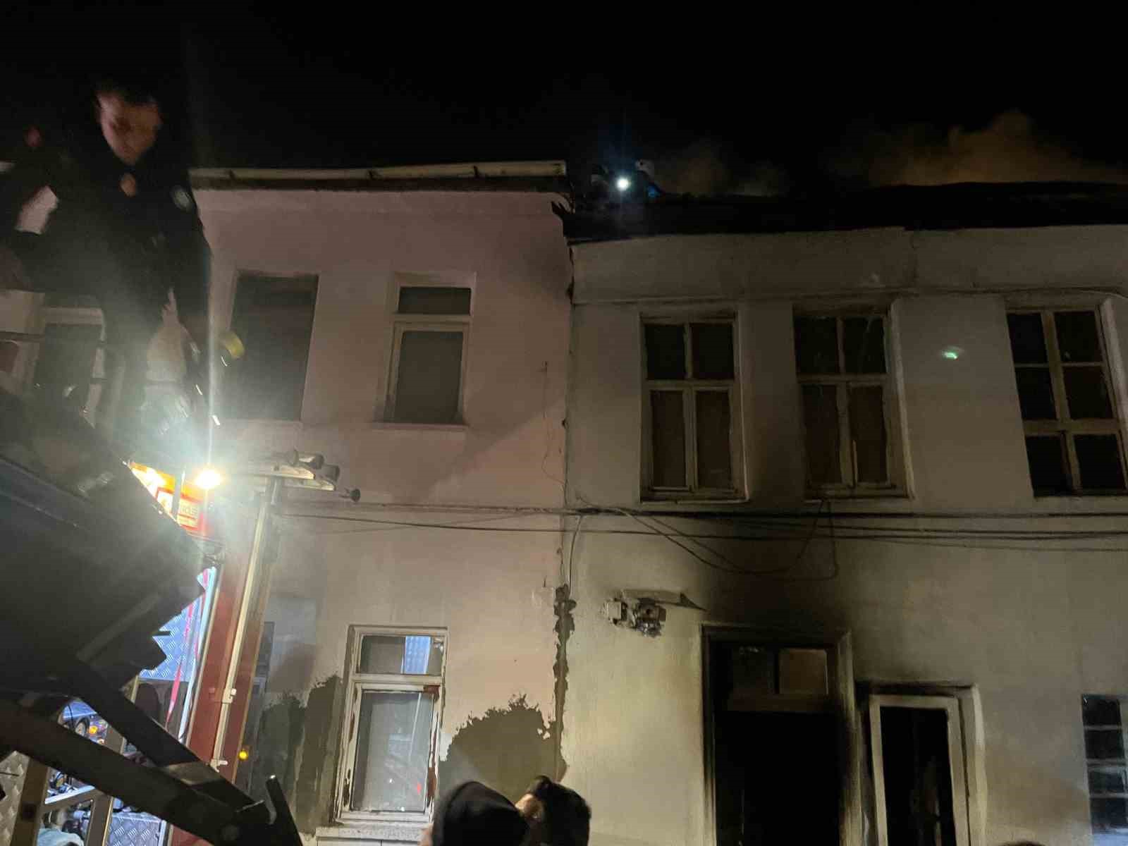 Evinin k&uuml;l oluşunu g&ouml;zyaşlarıyla izledi
