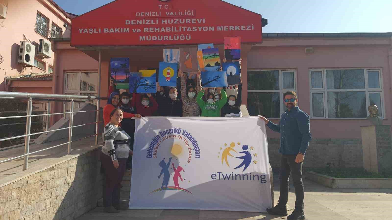 &Ouml;ğrenciler huzurevi sakinleri i&ccedil;in resim yaptı
