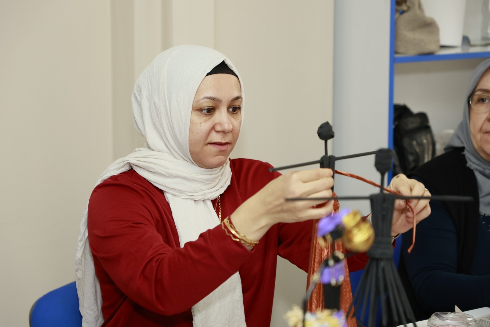 Atık malzemeleri hediyelik eşyalara d&ouml;n&uuml;şt&uuml;r&uuml;yorlar
