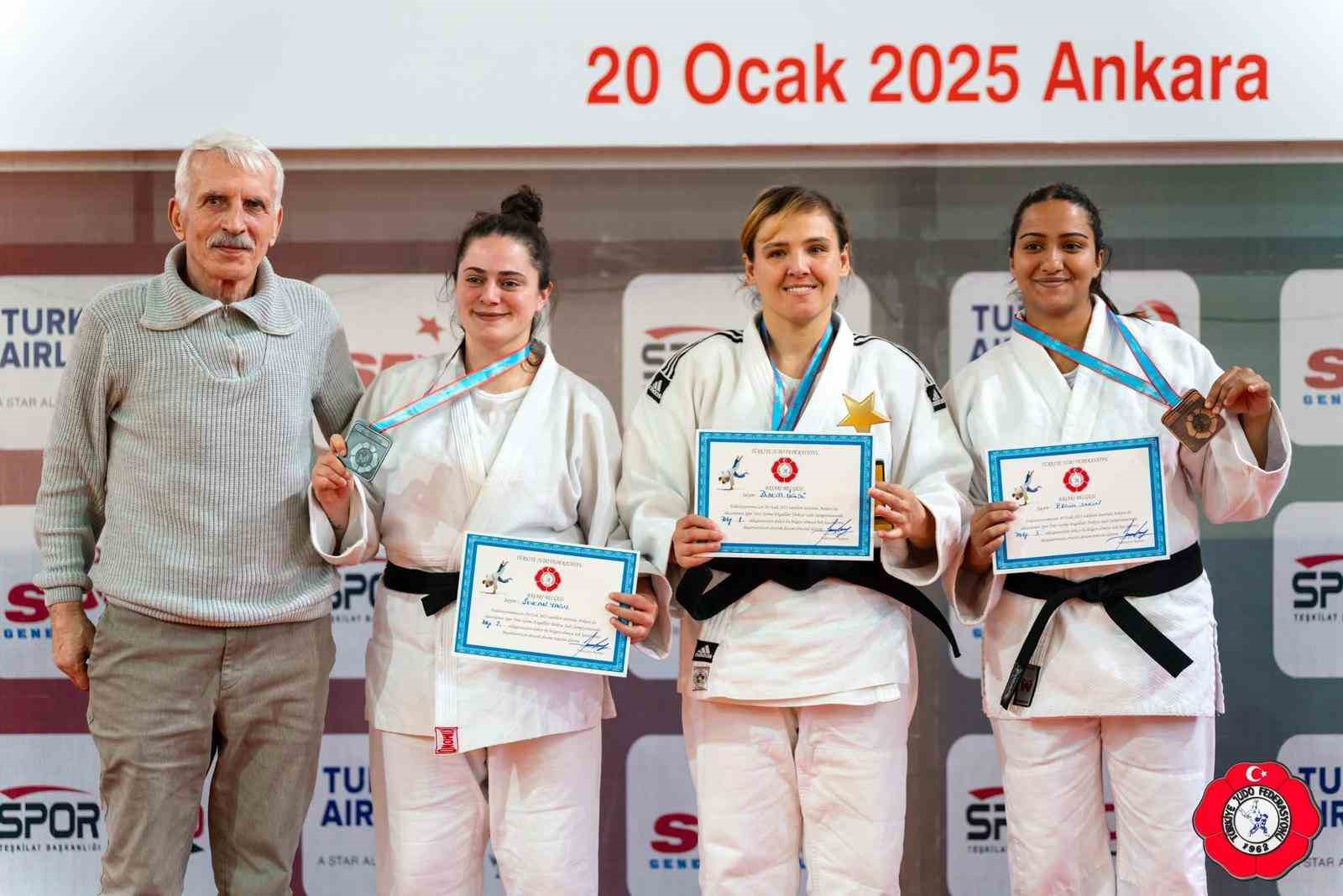 Eskişehirli sporcular judo şampiyonasından madalyalarla d&ouml;nd&uuml;

