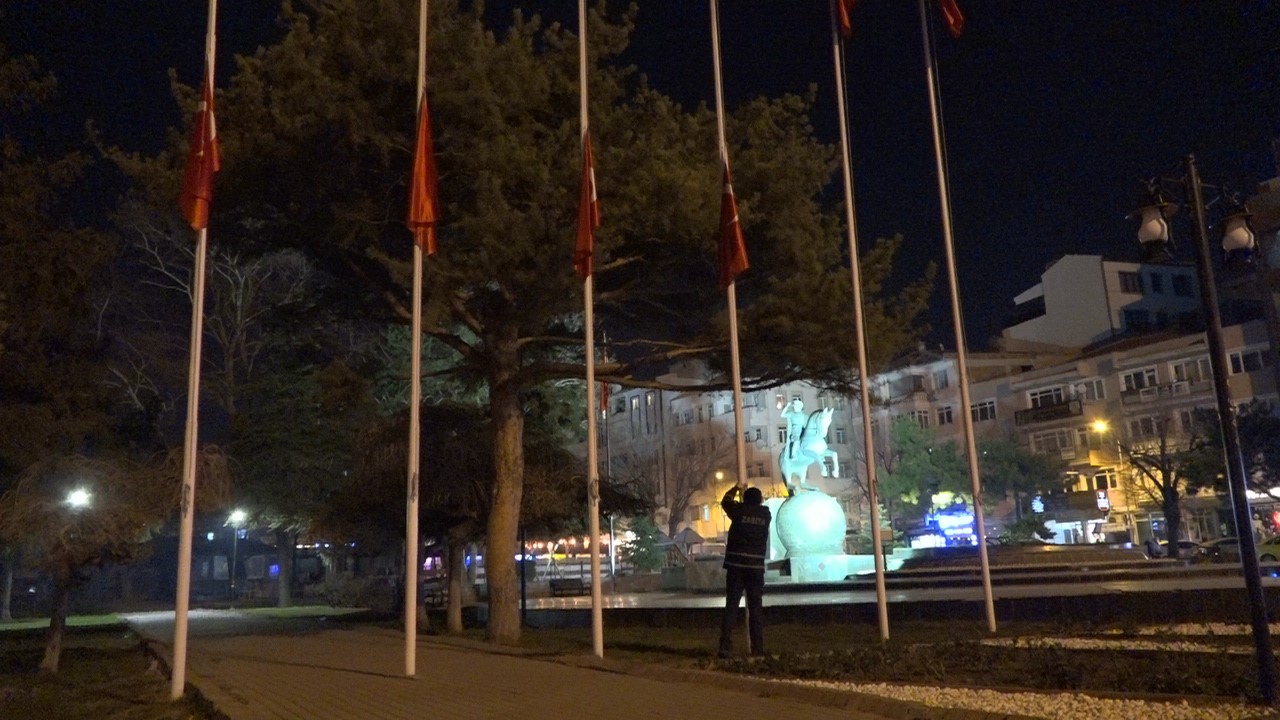 Kırklareli&rsquo;nde bayraklar yarıya indirildi
