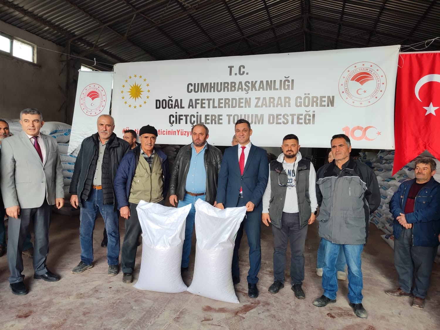 Altıntaş&rsquo;ta kuraklıktan zarar g&ouml;ren 71 &ccedil;ift&ccedil;iye 19 ton nohut tohumu dağıtıldı
