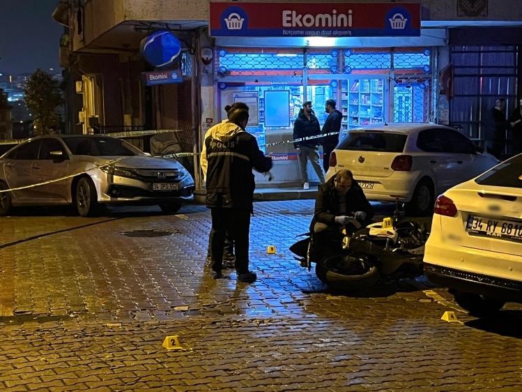 Bah&ccedil;elievler&rsquo;de seyir halindeki motosiklete silahlı saldırı: 1 &ouml;l&uuml;, 1 yaralı
