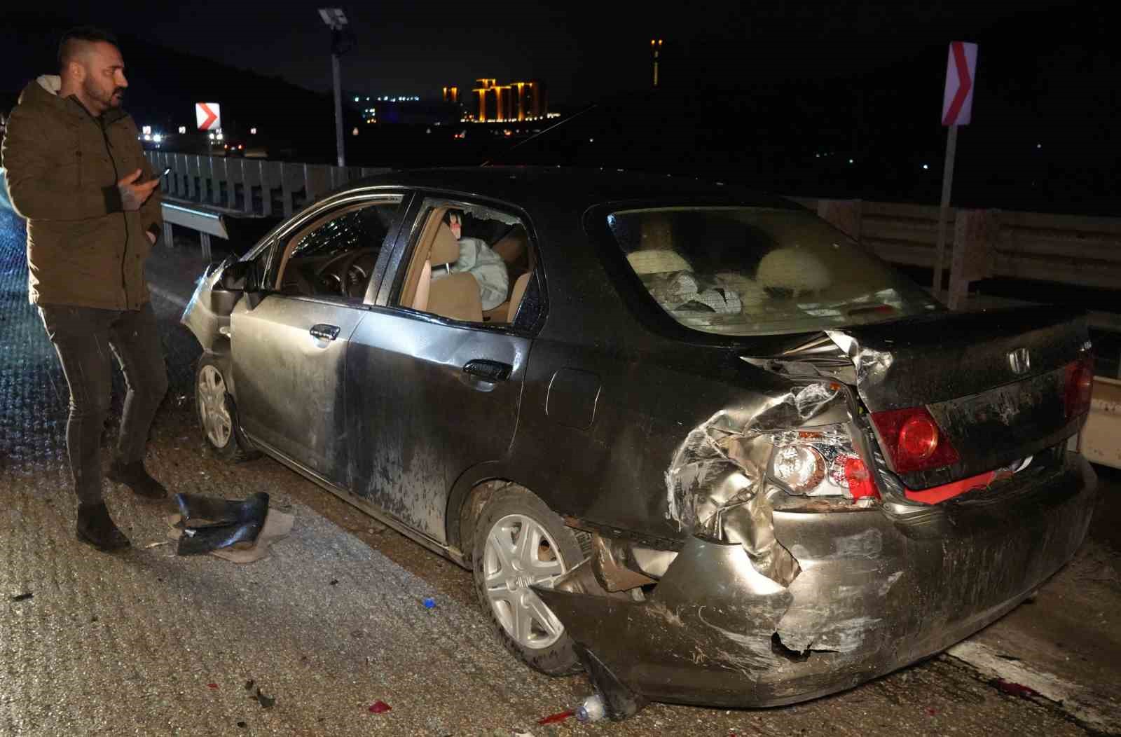 Kaza &uuml;st&uuml;ne kaza... Yaralılara m&uuml;dahale eden 2 sağlık&ccedil;ıya ara&ccedil; &ccedil;arptı: 10 yaralı
