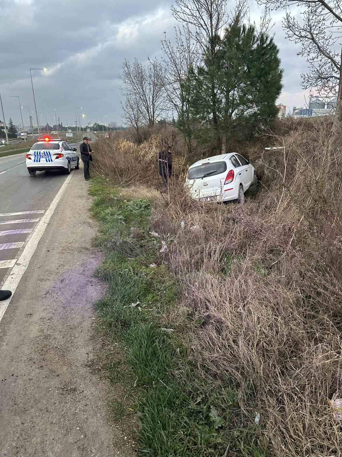 Kontrolden &ccedil;ıkan otomobil ağaca &ccedil;arptı
