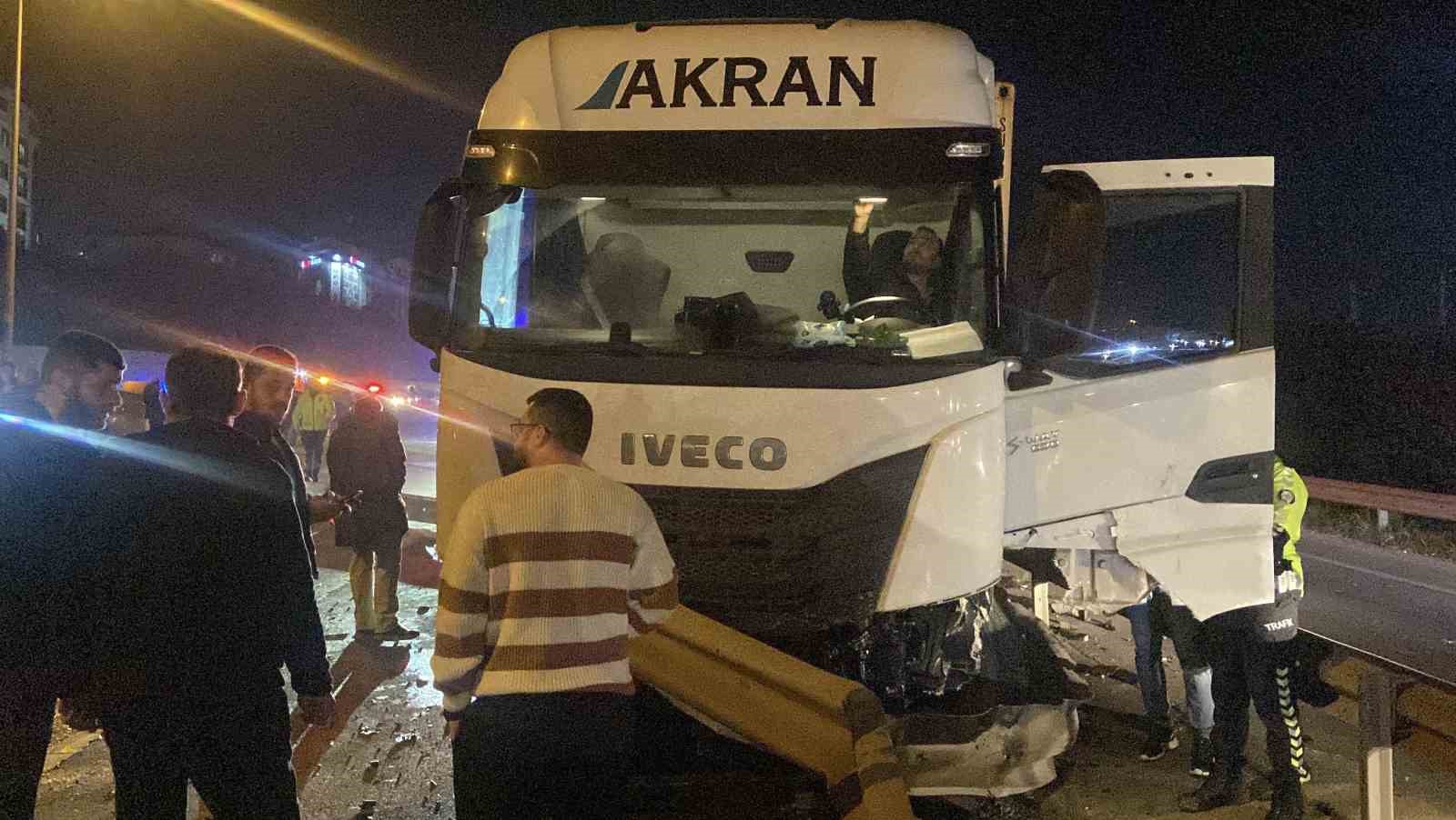 Tır, otomobil ile kamyonete &ccedil;arptı: 4 yaralı
