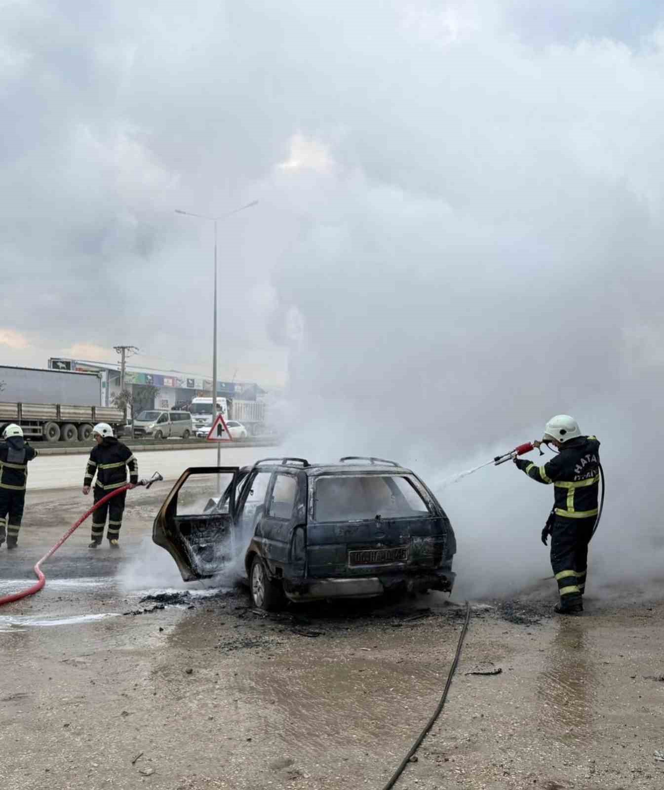 Hatay&rsquo;da alev alan otomobil yanarak kullanılamaz hale geldi

