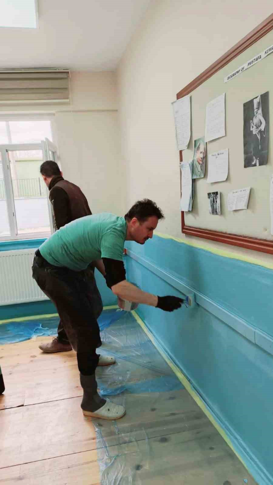 Okul müdürü ve yardımcısı okulu boyadı