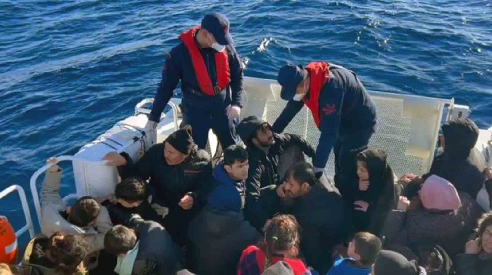 Yunanistan&rsquo;ın &ouml;l&uuml;me ittiği 16&rsquo;sı &ccedil;ocuk 51 d&uuml;zensiz g&ouml;&ccedil;men kurtarıldı
