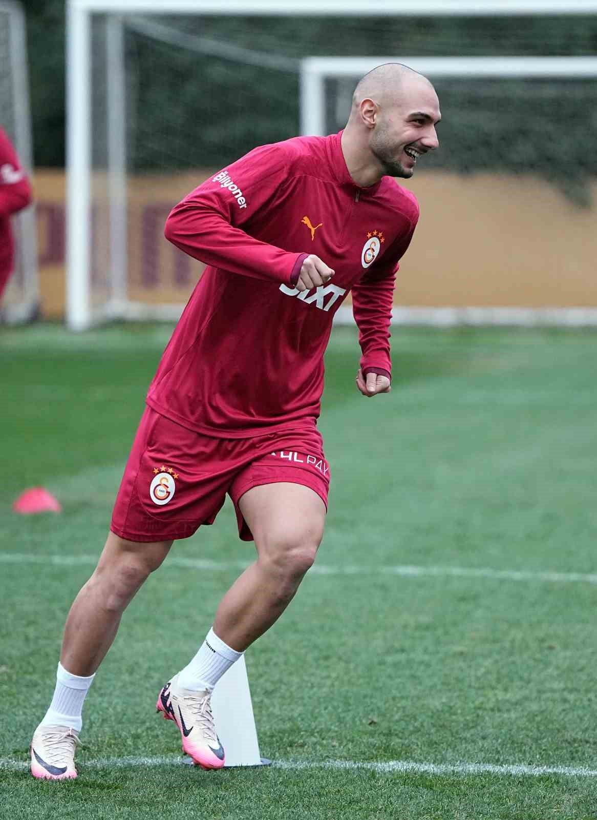 Ahmet Kutucu, Galatasaray formasıyla ilk antrenmanına &ccedil;ıktı
