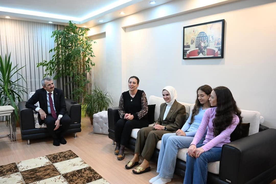 Bakan G&ouml;ktaş, şehit ailesine Kuran-ı Kerim ve T&uuml;rk bayrağı hediye etti
