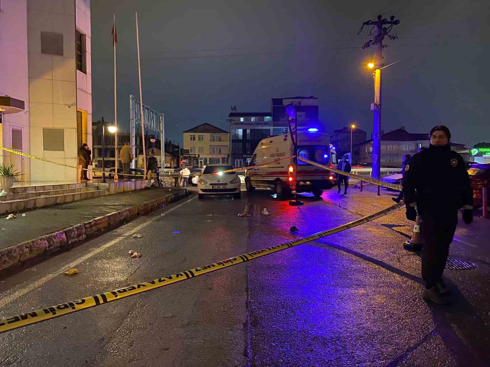 D&uuml;ğ&uuml;n salonu karıştı: 2 kişi silahla vuruldu
