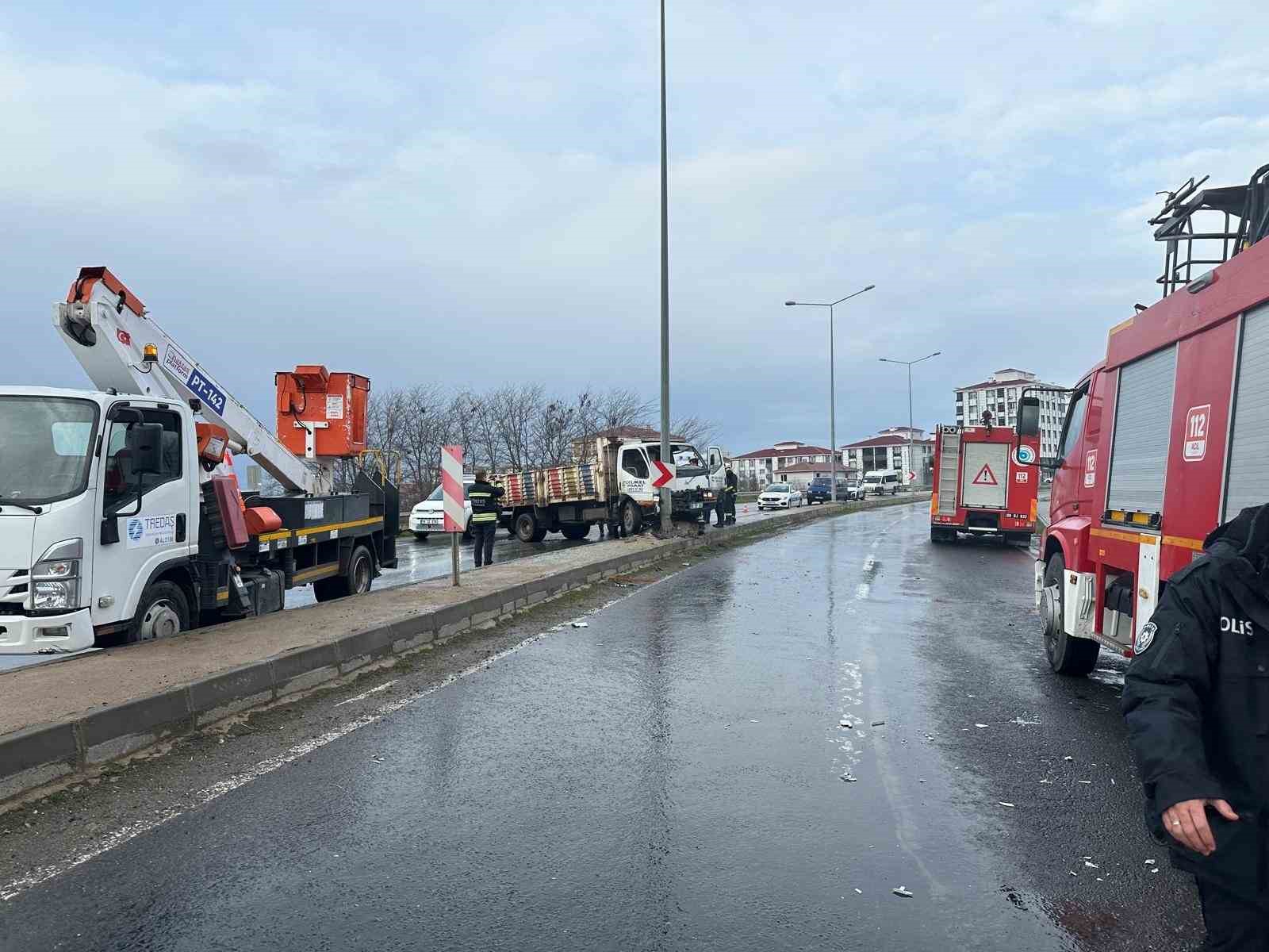 Kamyonet aydınlatma direğine &ccedil;arptı: 2 yaralı
