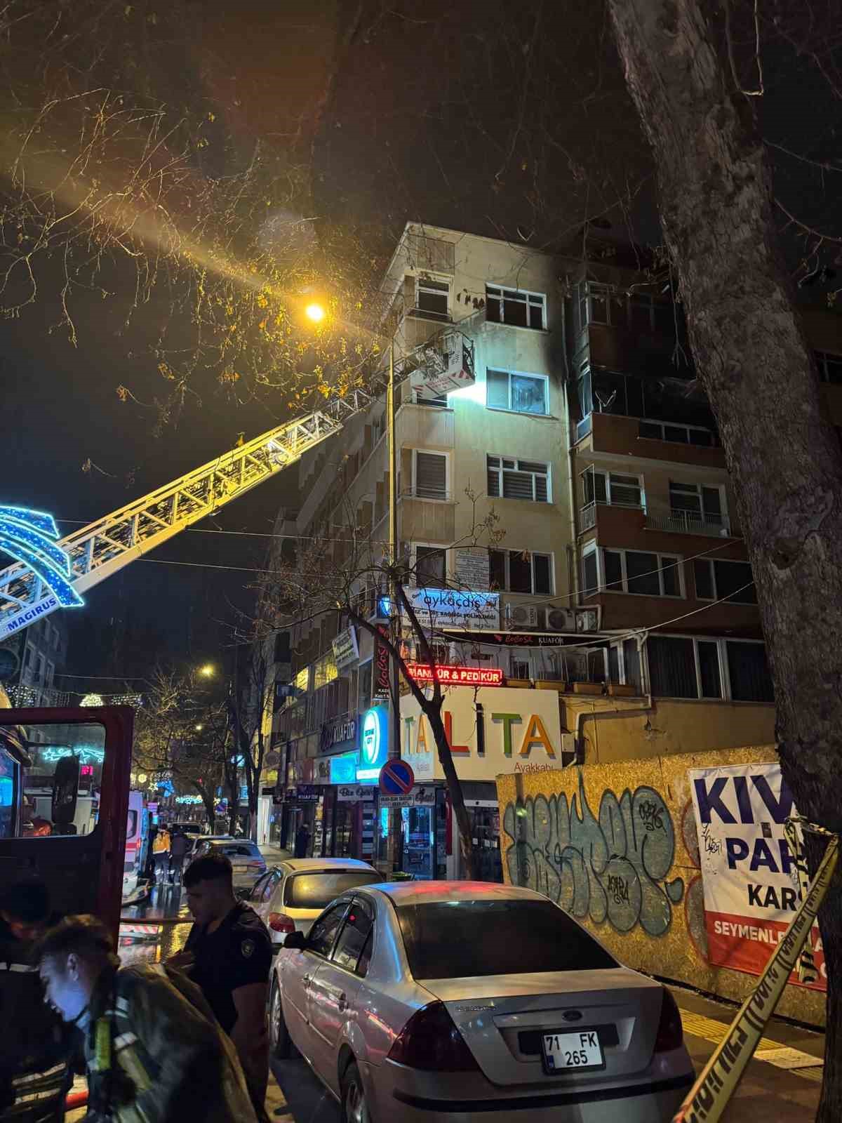Ankara&rsquo;da 5 katlı binada korkutan yangın: 3 kişi yaralandı, 6 kişi dumandan etkilendi
