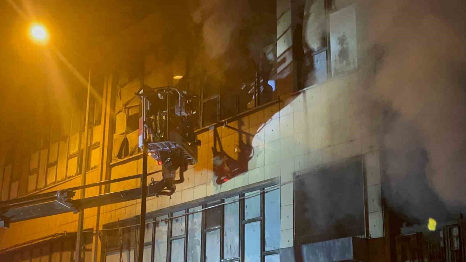 3 katlı tekstil at&ouml;lyesi alevlere teslim oldu
