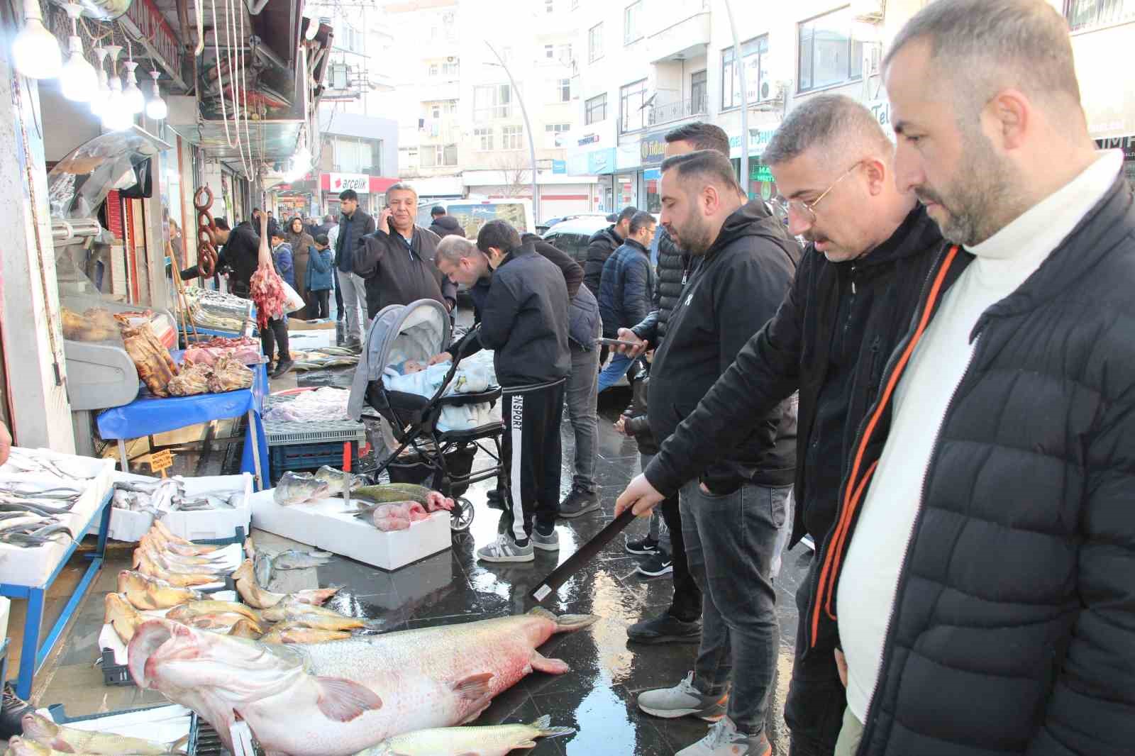 Batman&rsquo;da dev turna balığı tezgahta sergilendi
