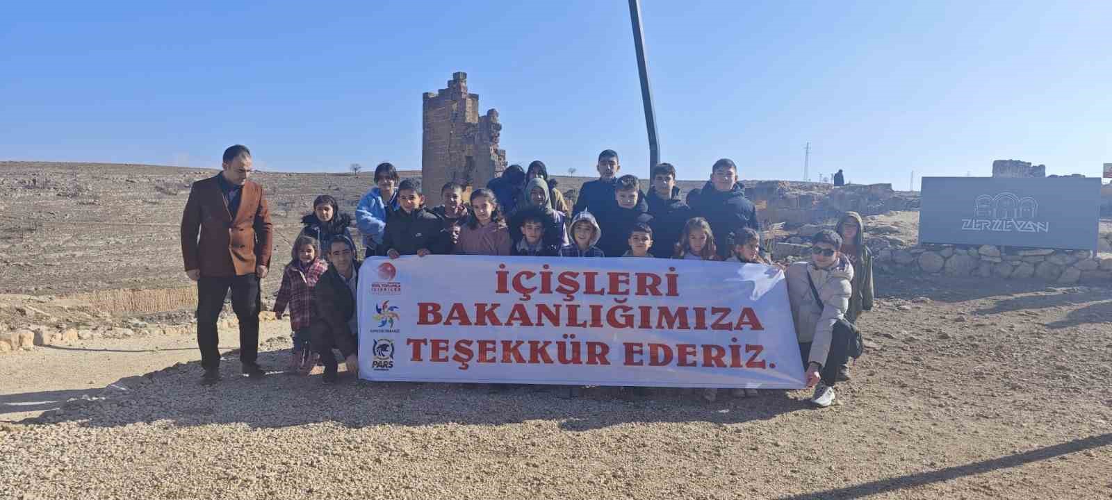 Diyarbakır&rsquo;da &ccedil;ocuklar Zerzevan Kalesi&rsquo;ni gezdi
