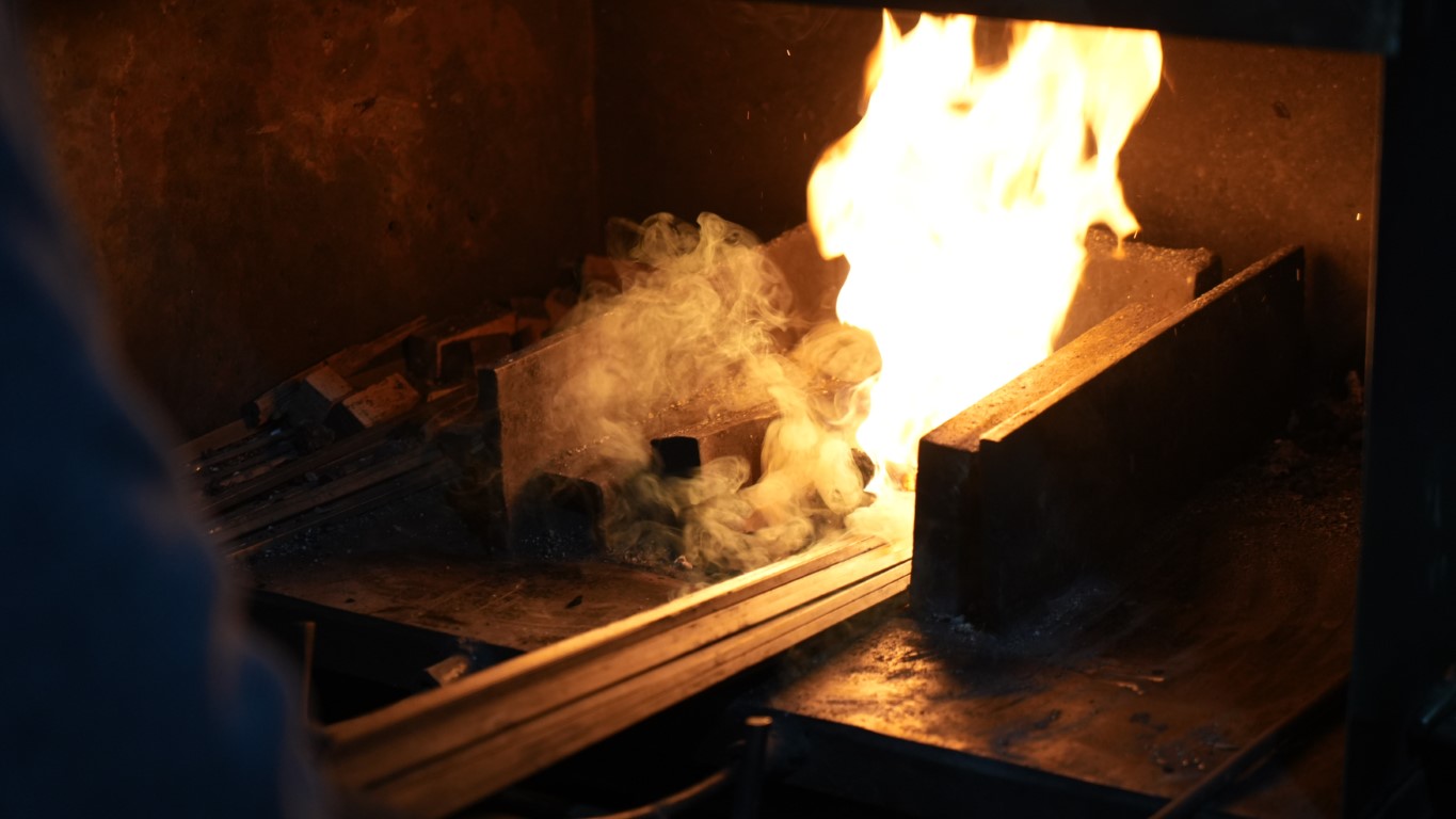 Kızgın ocağın başında hem demir d&ouml;v&uuml;yor hem de ısınıyor